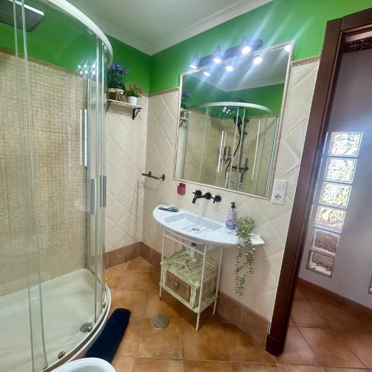 GATU Villa Lurberri, piscina privada, Parking, jardines -Mayores de 25 años y familias " - Casa con 4 camere da letto - 28