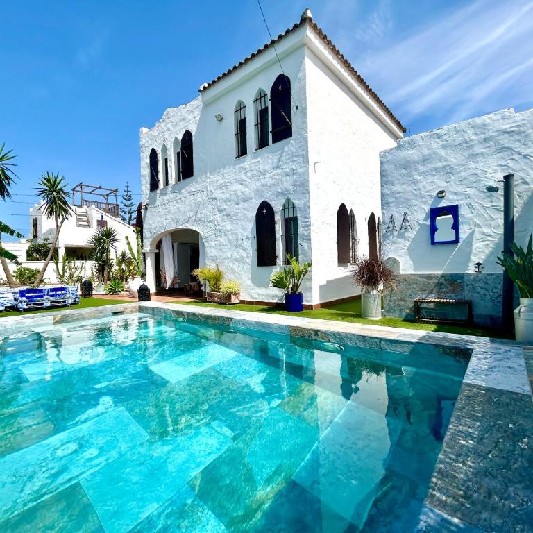 GATU Villa Lurberri, piscina privada, Parking, jardines -Mayores de 25 años y familias " - Casa con 4 camere da letto - 29