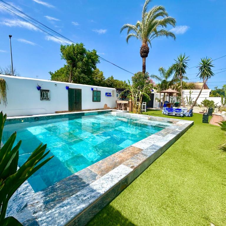 GATU Villa Lurberri, piscina privada, Parking, jardines -Mayores de 25 años y familias " - Casa con 4 camere da letto - 50