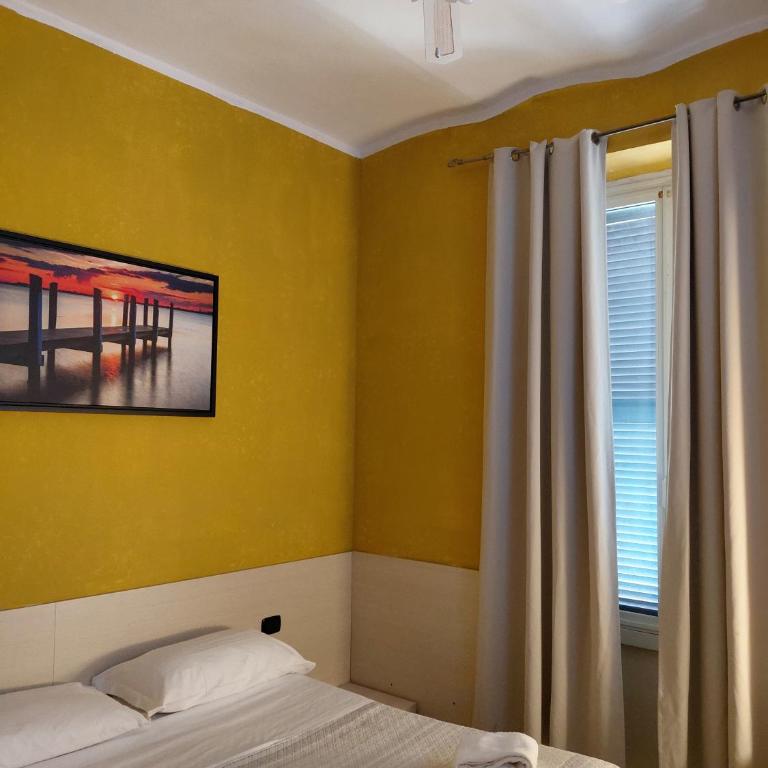 Guest House Hola Roma - Double or Twin Room with Private Bathroom - 1