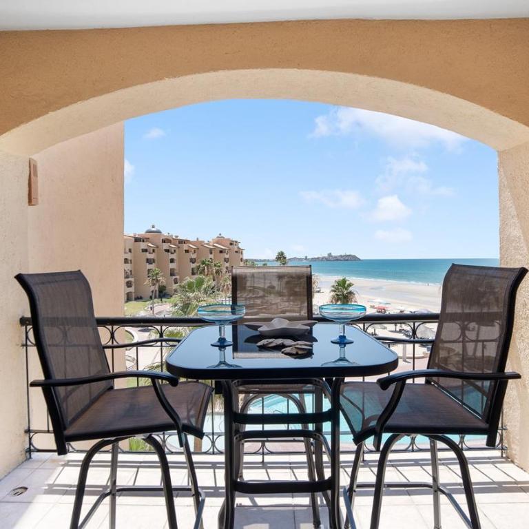 Sandy Feet Retreat with Terrace Overlooking Pool and Ocean Front - Casa - 6