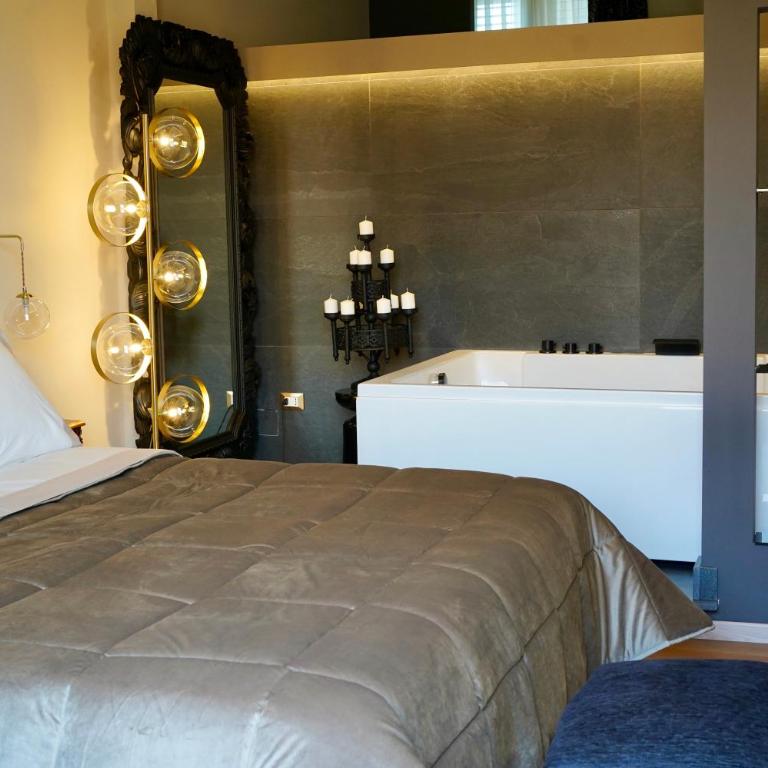 Archs Apartament - Habitación con cama grande y bañera de hidromasaje - 3