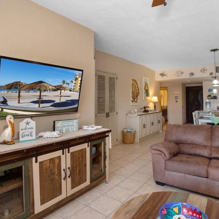 Sandy Feet Retreat with Terrace Overlooking Pool and Ocean Front - Casa - 14