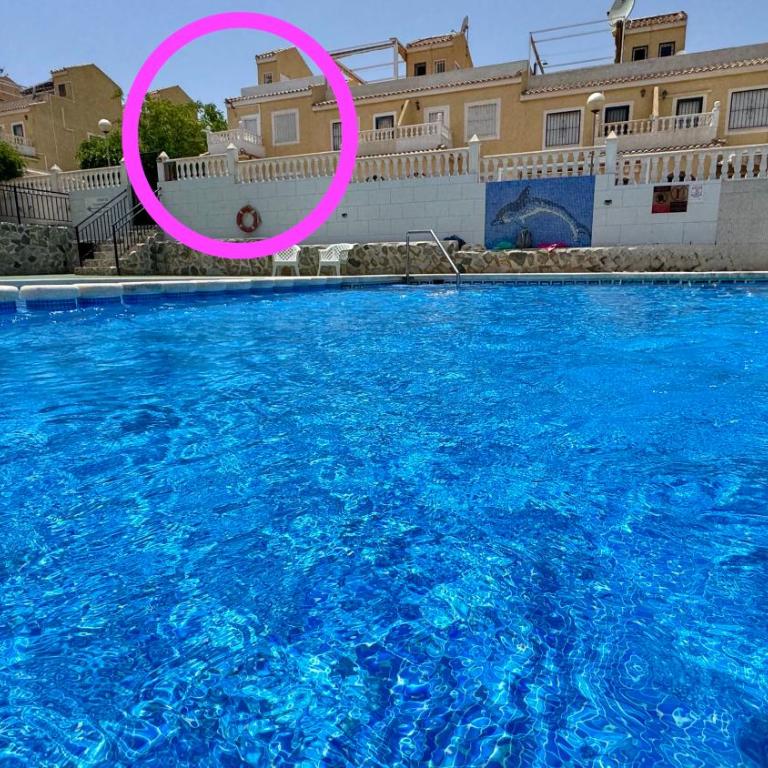 Soleado adosado esquinero frente a piscina - Casa de 3 dormitorios - 2
