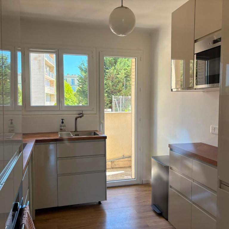 Bright family apartment in Aix-en-Provence - Three-Bedroom Apartment - 12