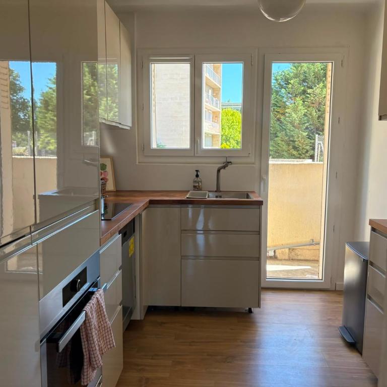 Bright family apartment in Aix-en-Provence - Three-Bedroom Apartment - 10