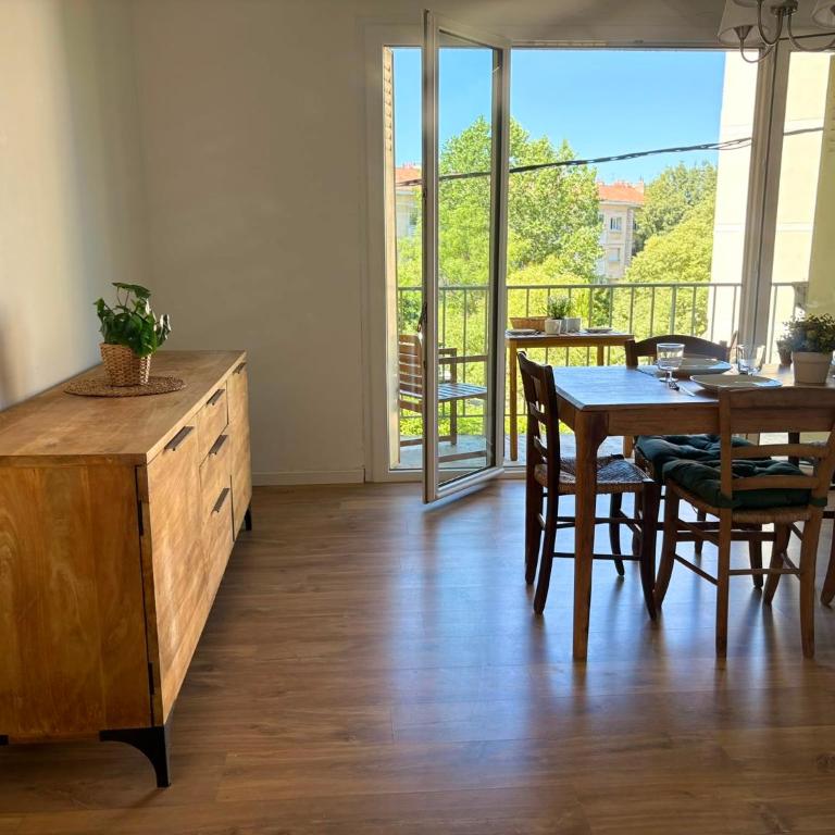 Bright family apartment in Aix-en-Provence - Three-Bedroom Apartment - 4