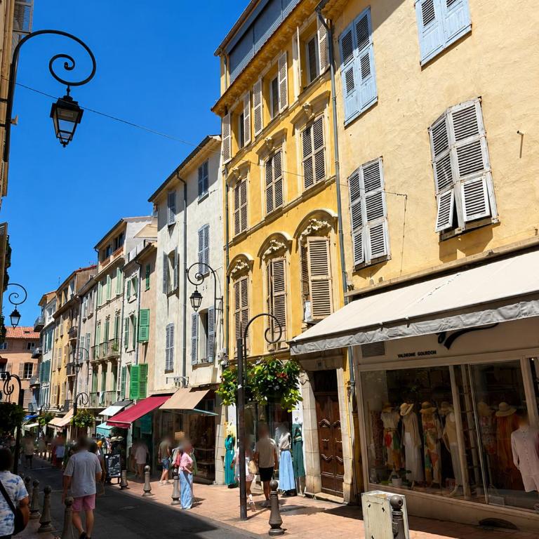 Charmant T2 climatisé au cœur du Vieil Antibes - Apartment mit Stadtblick - 10