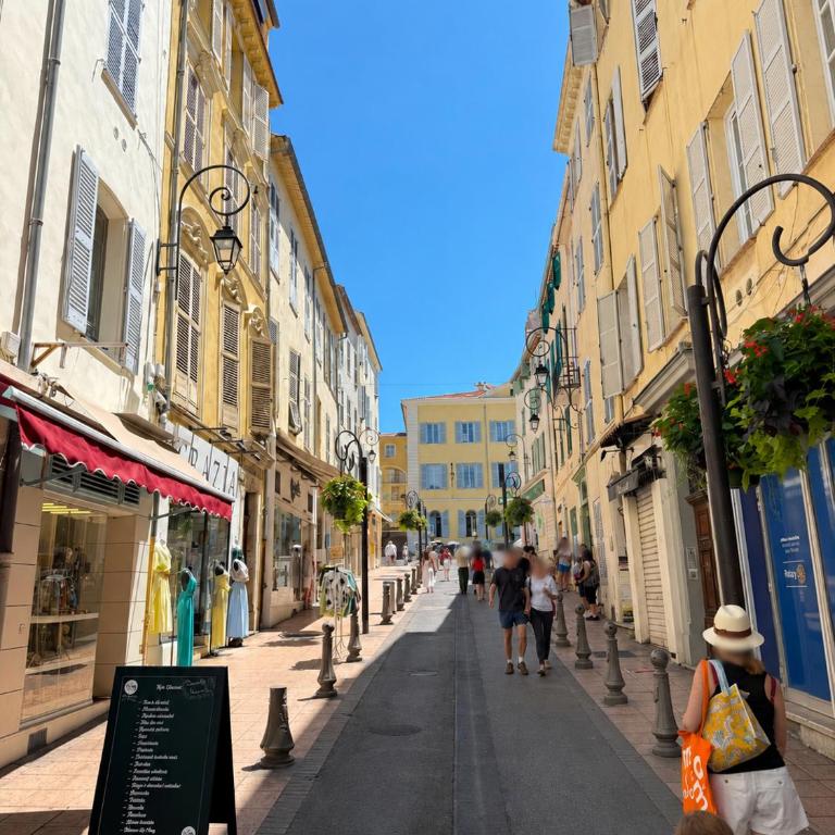 Charmant T2 climatisé au cœur du Vieil Antibes - Apartment mit Stadtblick - 2