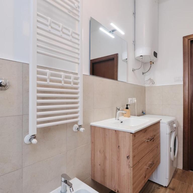 Colosseum 4 stops away 3BR - WiFi - Netflix - Apartment - 4