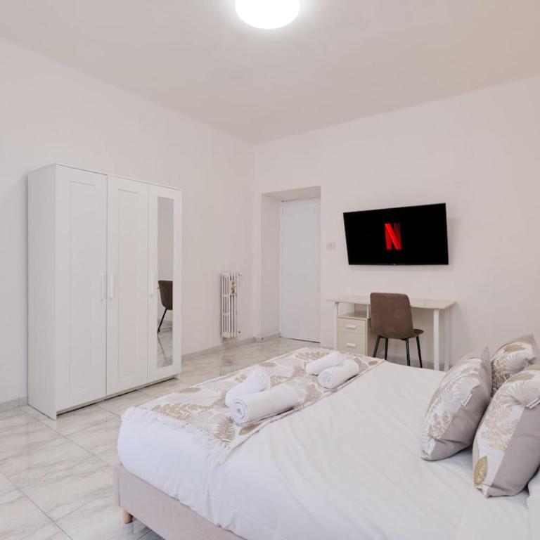 Colosseum 4 stops away 3BR - WiFi - Netflix - Apartment - 15