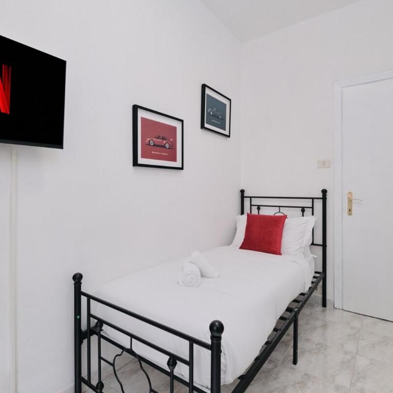 Colosseum 4 stops away 3BR - WiFi - Netflix - Apartment - 24