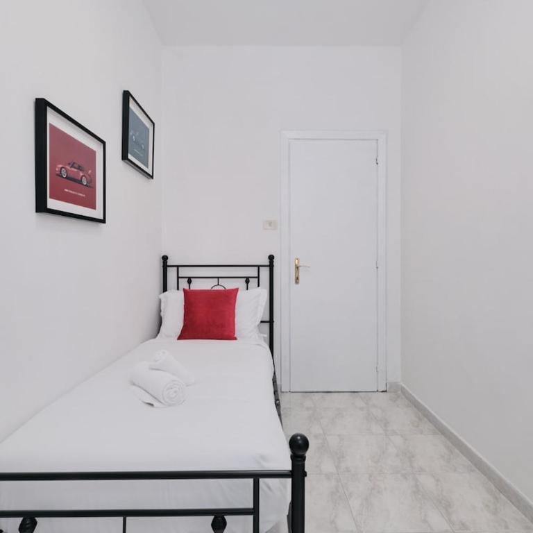 Colosseum 4 stops away 3BR - WiFi - Netflix - Apartment - 25