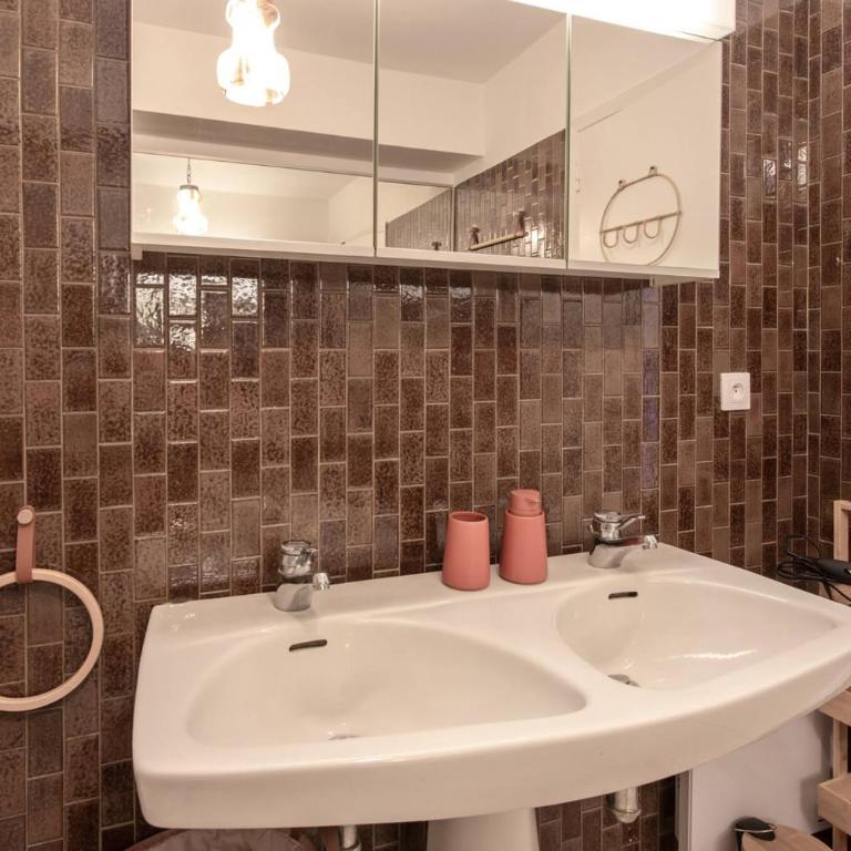 L15 Staywizus - Central suite 8 min walk sea - Parking Terrace AC - Appartement 2 Chambres avec Balcon et Terrasse - 25