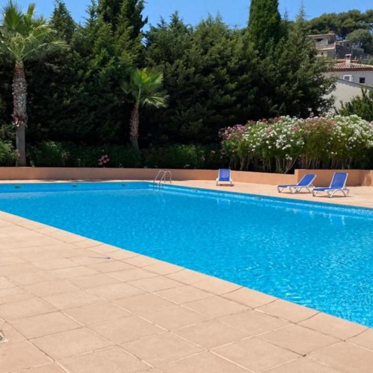 Beautiful and peaceful villa in a residence - Maison de Vacances - 1