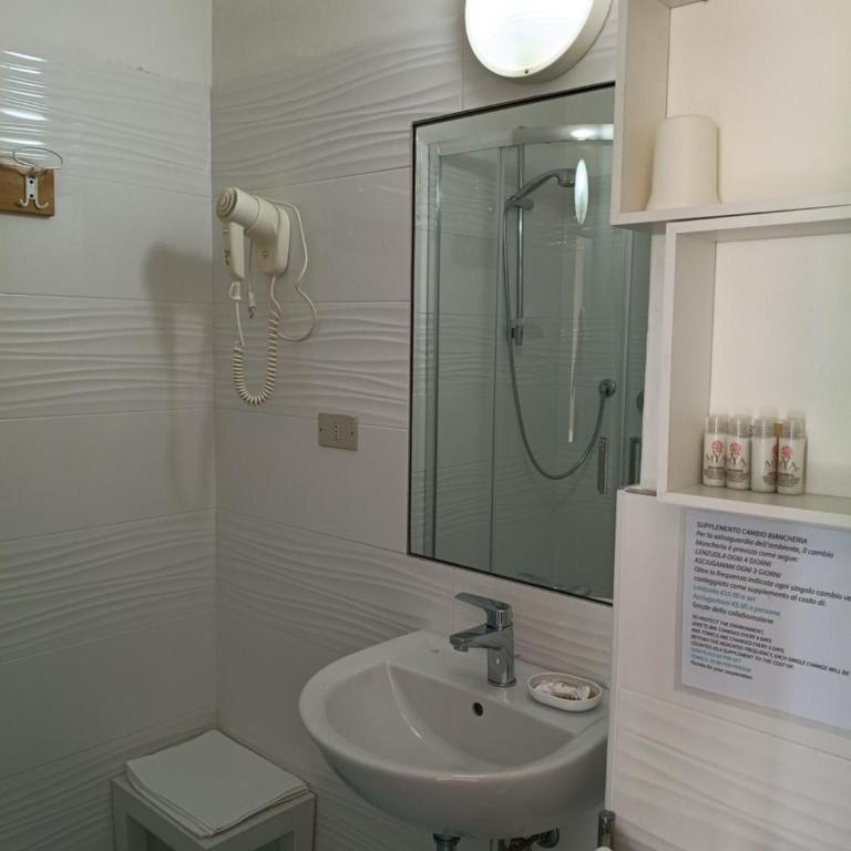 Hotel Goldene Rose - Familienzimmer (2 Erwachsene + 2 Kinder) - 4