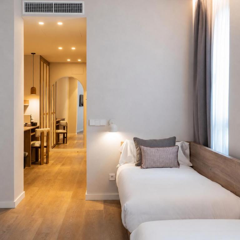 Hotel Well and Come Málaga - Habitación Cuádruple Estándar - 7