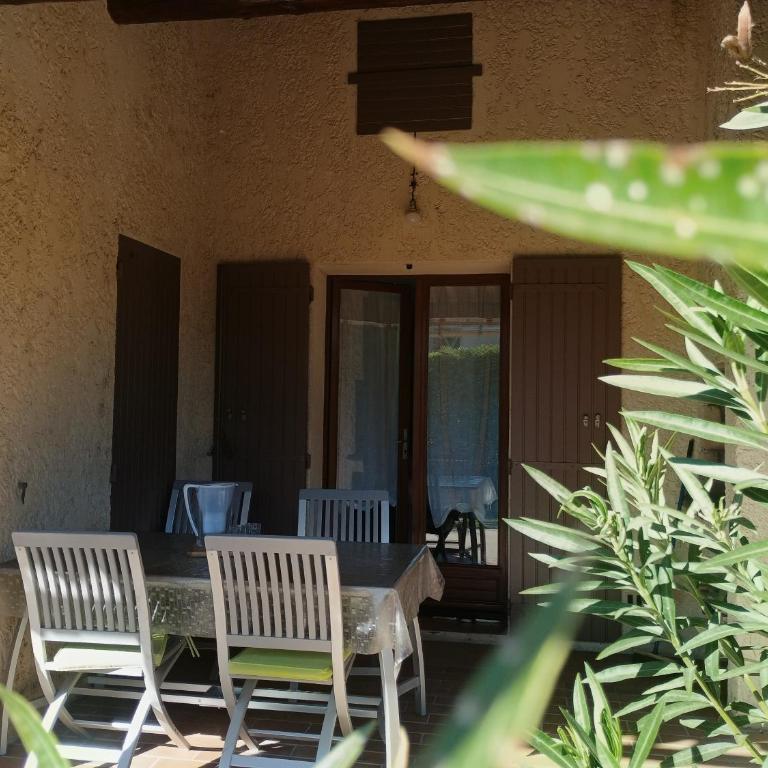 Maison Escapade et jardin à 5 minutes du centre avec piscine et parking - à 2 pas du Partage des eaux - Three-Bedroom Villa - 10