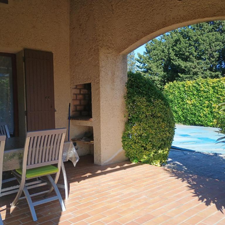 Maison Escapade et jardin à 5 minutes du centre avec piscine et parking - à 2 pas du Partage des eaux - Three-Bedroom Villa - 9