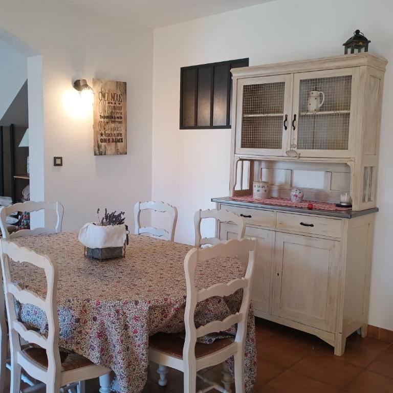 Maison Escapade et jardin à 5 minutes du centre avec piscine et parking - à 2 pas du Partage des eaux - Three-Bedroom Villa - 3