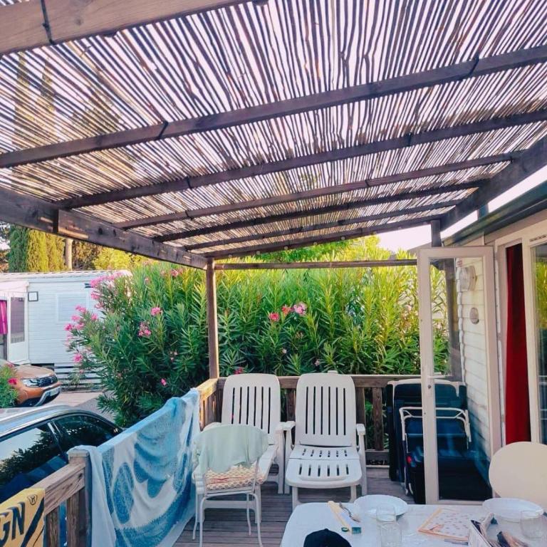 Spacious chalet with furnished terrace - Chalet - 12