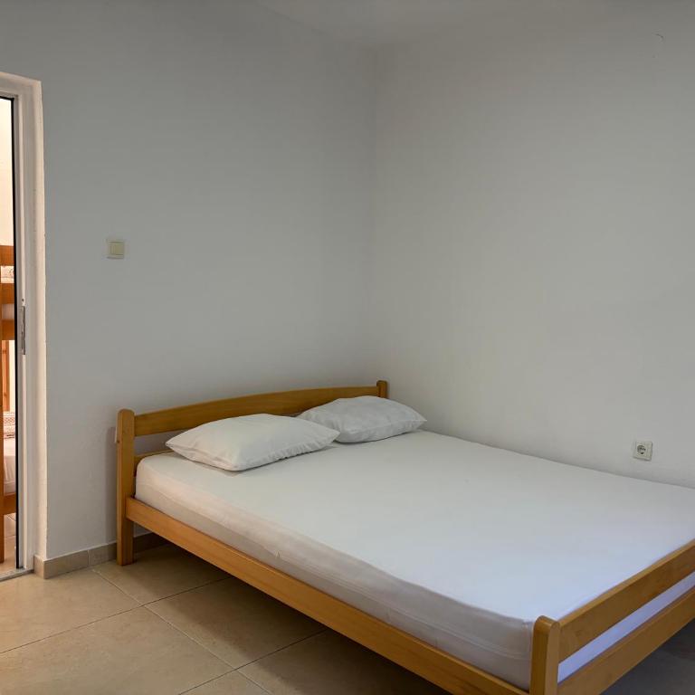 Apartmani DEMIR - Familienzimmer mit Gartenblick - 5