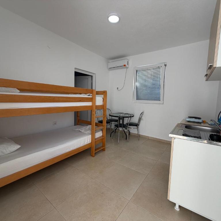 Apartmani DEMIR - Familienzimmer mit Gartenblick - 8