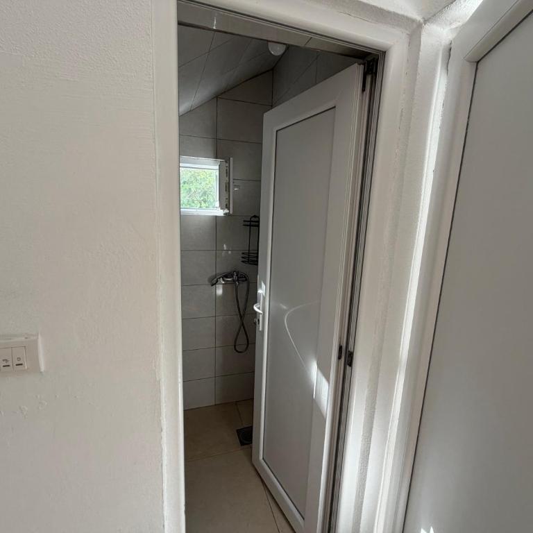 Apartmani DEMIR - Familienzimmer mit Gartenblick - 2