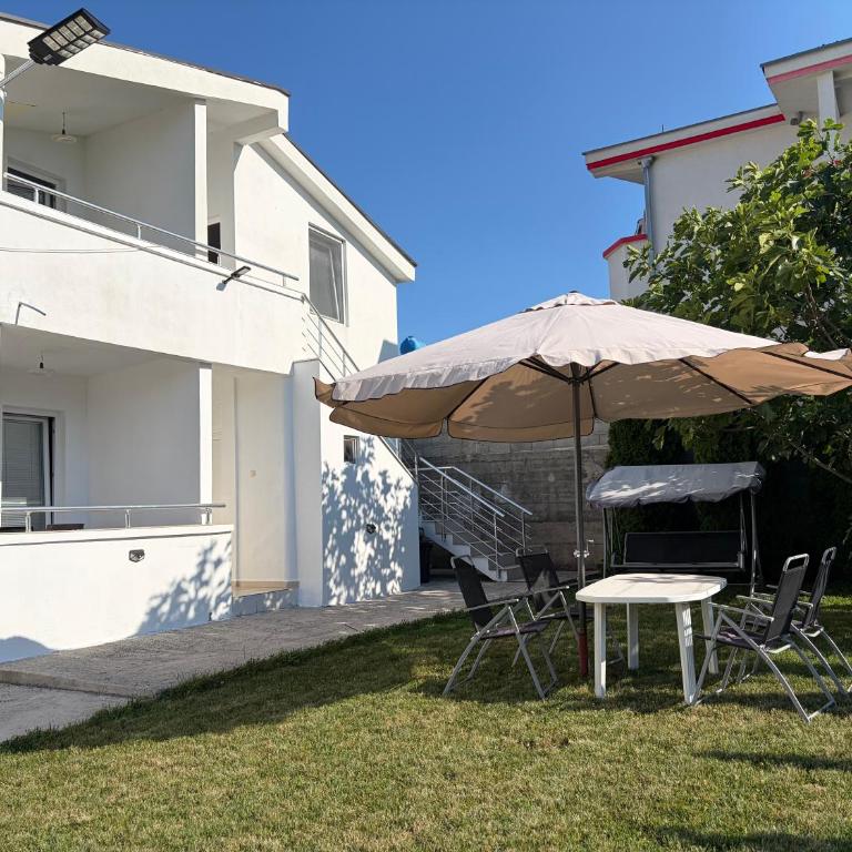 Apartmani DEMIR - Familienzimmer mit Gartenblick - 1