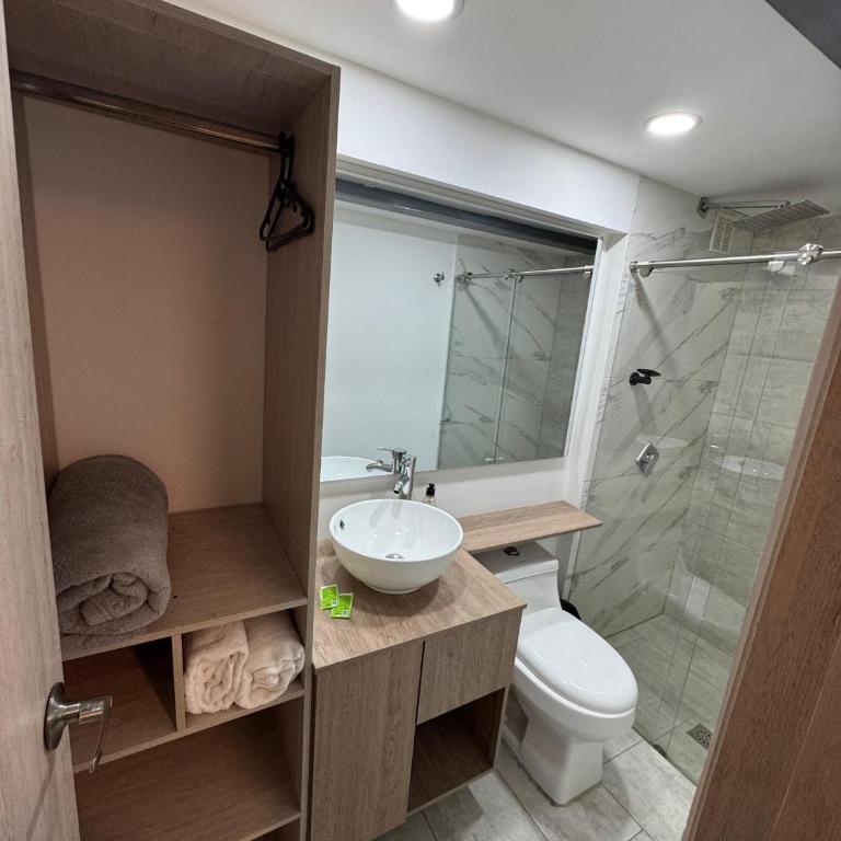 Hotel Downtown WD-conexión Corferias, Embajada EEUU y G12 - Habitación Cuádruple Estándar - 4