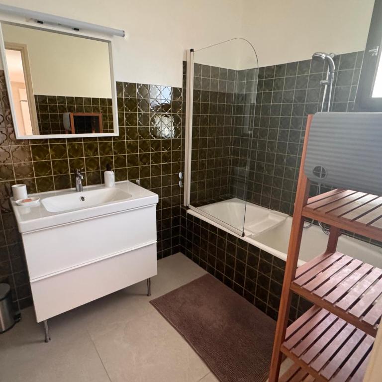 Grand T4 climatisé avec terrasse et Parking à Cavalaire-sur-Mer - Three-Bedroom Apartment - 18