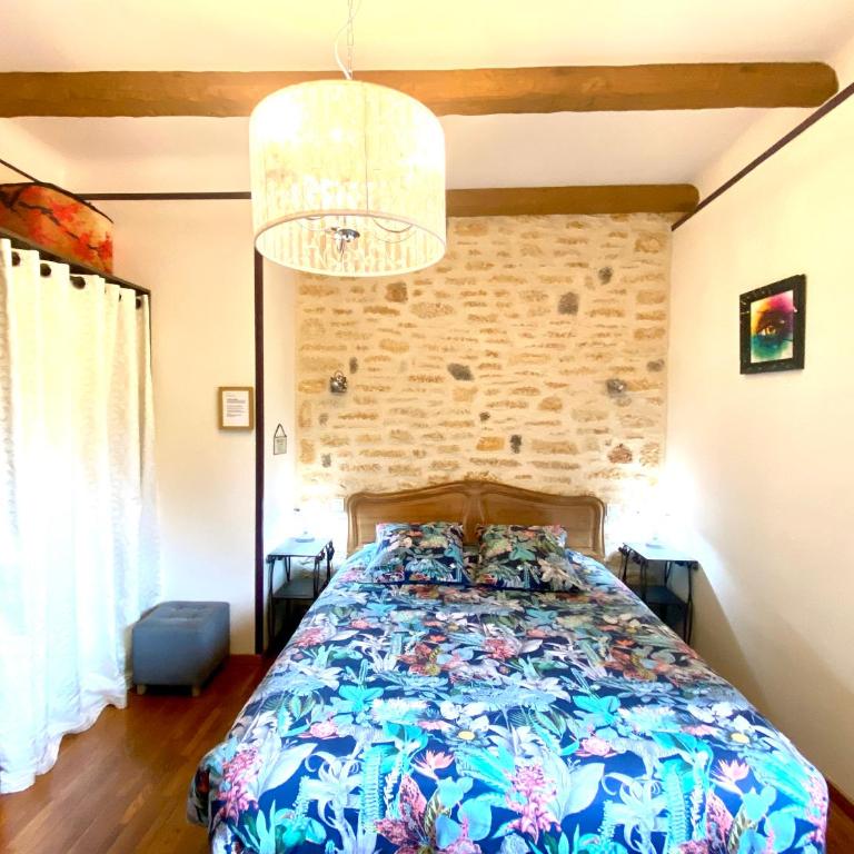 Domaine Ô Clair de Lune - Chambres d'Hôtes et Gîtes à Sarlat - Accès Cité Médiévale 5 minutes à pied - Parking - SPA & Massages en option - Piscine de saison - Chambre Double Confort avec Salle de Bains Privative - 1
