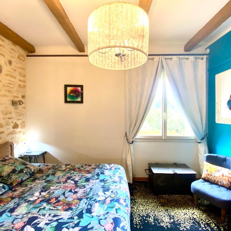 Domaine Ô Clair de Lune - Chambres d'Hôtes et Gîtes à Sarlat - Accès Cité Médiévale 5 minutes à pied - Parking - SPA & Massages en option - Piscine de saison - Chambre Double Confort avec Salle de Bains Privative - 4