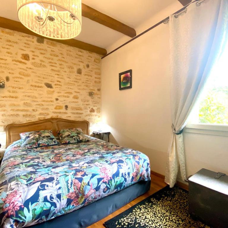 Domaine Ô Clair de Lune - Chambres d'Hôtes et Gîtes à Sarlat - Accès Cité Médiévale 5 minutes à pied - Parking - SPA & Massages en option - Piscine de saison - Chambre Double Confort avec Salle de Bains Privative - 2