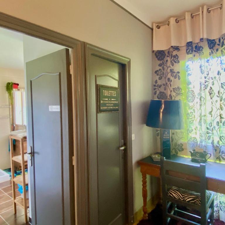 Domaine Ô Clair de Lune - Chambres d'Hôtes et Gîtes à Sarlat - Accès Cité Médiévale 5 minutes à pied - Parking - SPA & Massages en option - Piscine de saison - Chambre Double Supérieure avec Salle de Bains Privative - 2