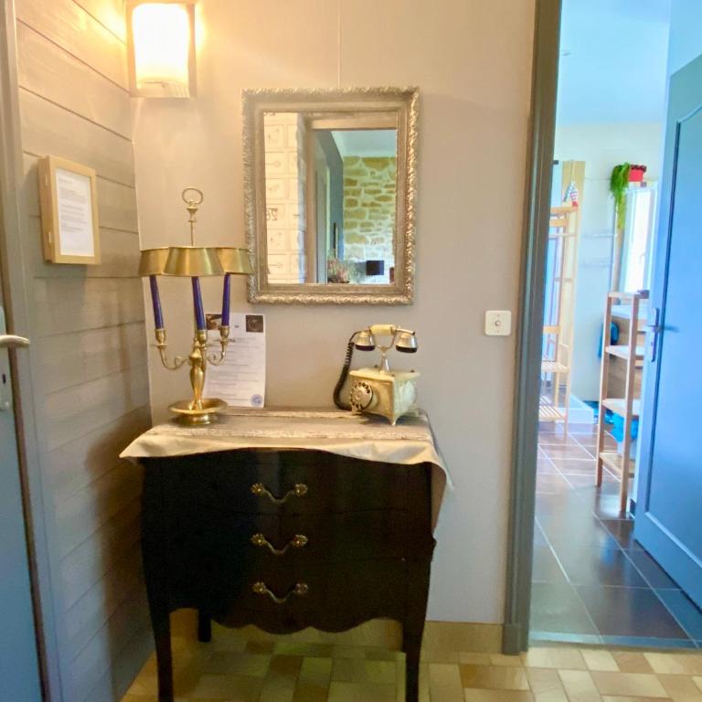 Domaine Ô Clair de Lune - Chambres d'Hôtes et Gîtes à Sarlat - Accès Cité Médiévale 5 minutes à pied - Parking - SPA & Massages en option - Piscine de saison - Chambre Double Supérieure avec Salle de Bains Privative - 3