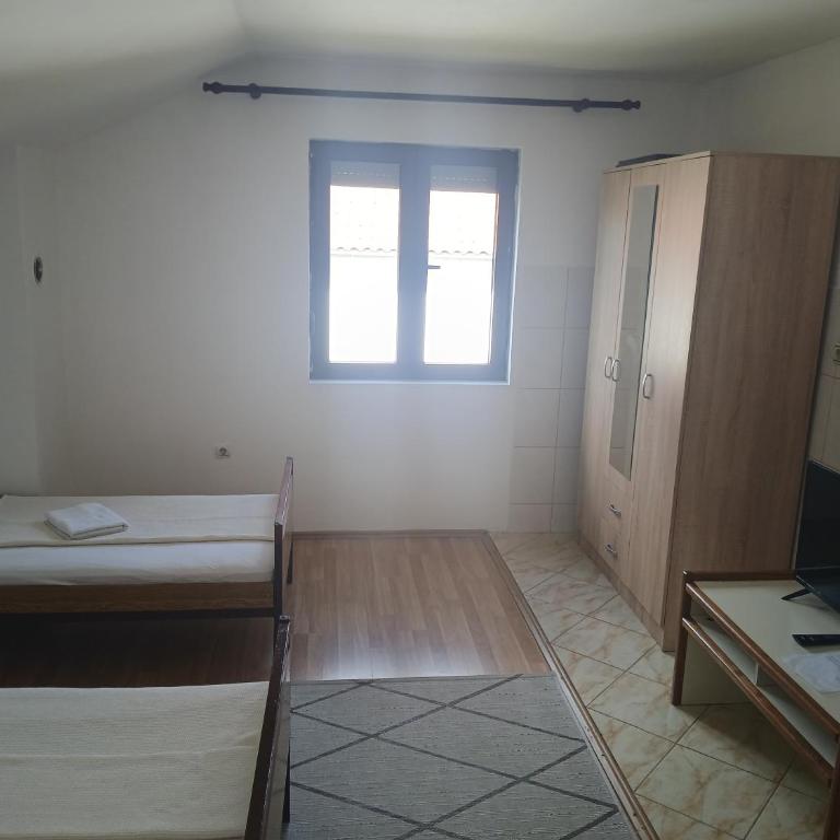 Hostel Vera - Airport Podgorica - Klasična Trokrevetna Soba - 2