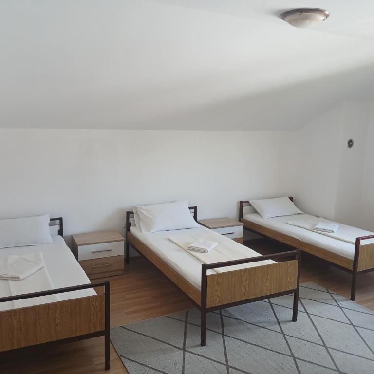 Hostel Vera - Airport Podgorica - Klasična Trokrevetna Soba - 1