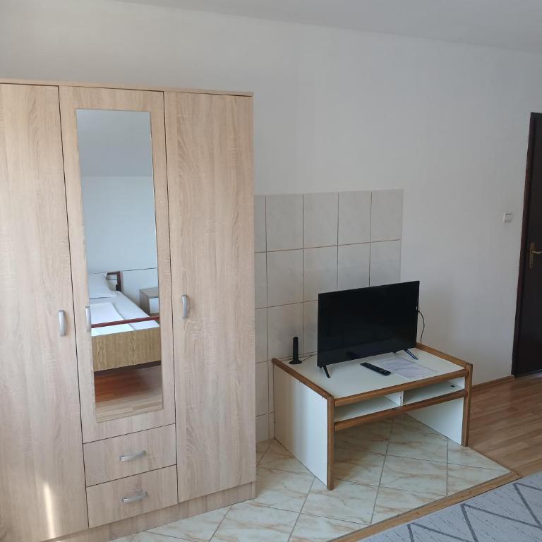 Hostel Vera - Airport Podgorica - Klasična Trokrevetna Soba - 3