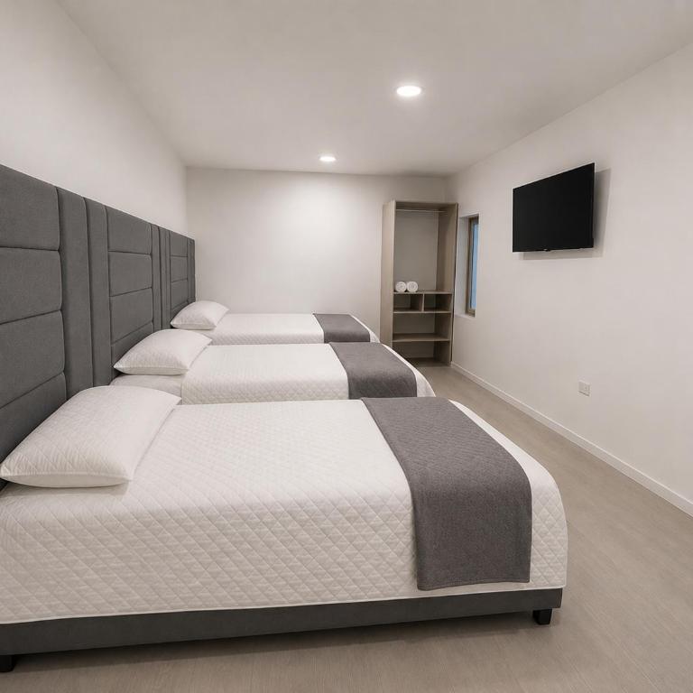 Hotel Downtown WD-conexión Corferias, Embajada EEUU y G12 - Habitación Cuádruple Estándar - 5