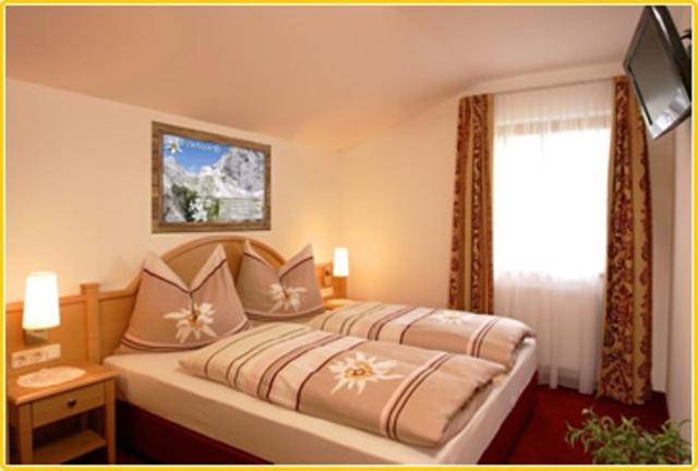 Hotel - Pension Ötzmooshof - Familienzimmer mit Balkon - 3
