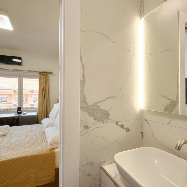 Luxury Vatican Suites - Camera Matrimoniale con Balcone - 6