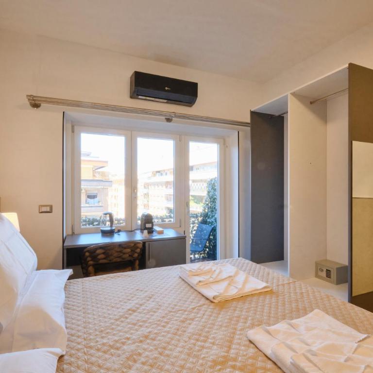 Luxury Vatican Suites - Camera Matrimoniale con Balcone - 7