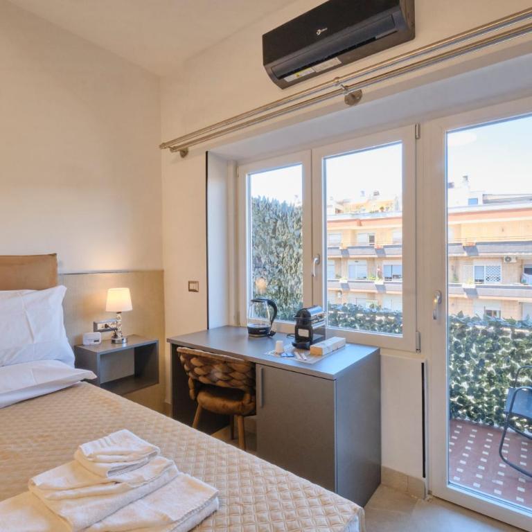 Luxury Vatican Suites - Camera Matrimoniale con Balcone - 9