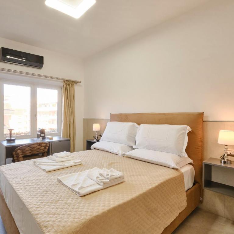 Luxury Vatican Suites - Camera Matrimoniale con Balcone - 23