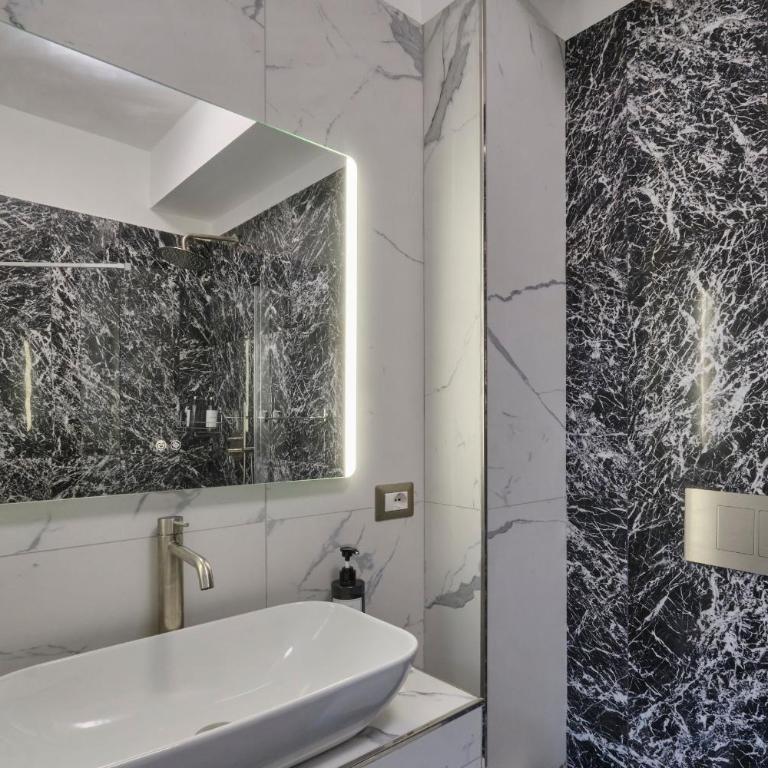 Luxury Vatican Suites - Camera Matrimoniale con Balcone - 25