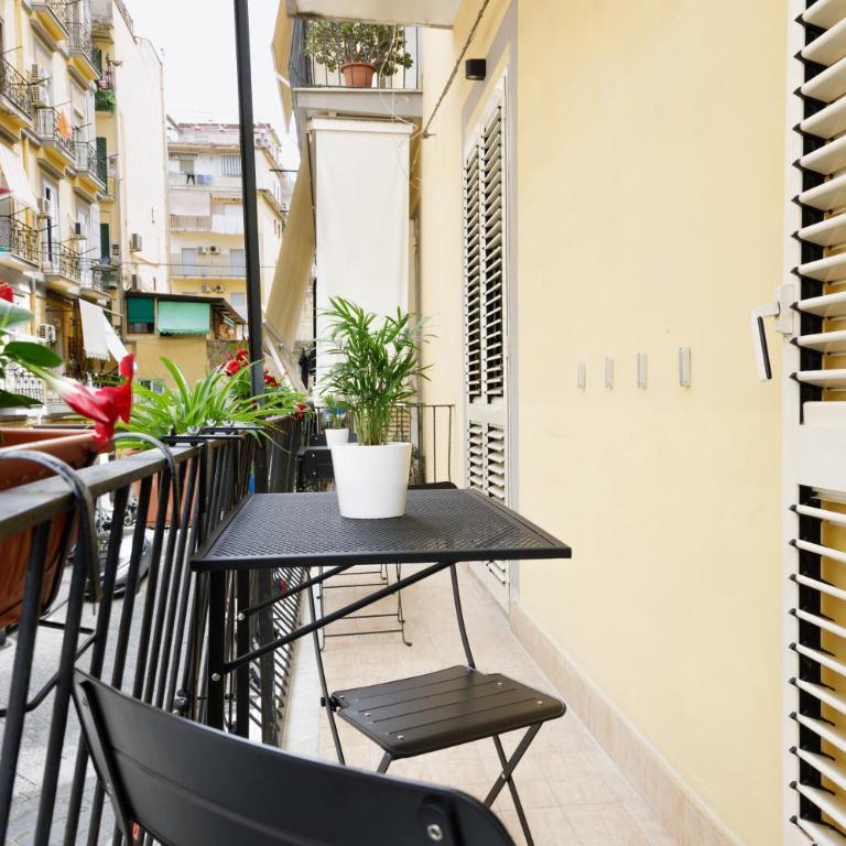 Oi Né Napoli - Double Room with Balcony - 6