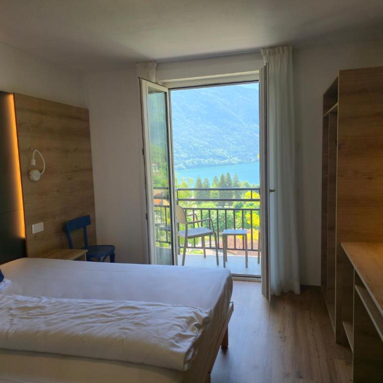 Hotel Miramonti - Habitación Doble con balcón y vistas al lago - 1 o 2 camas - 25
