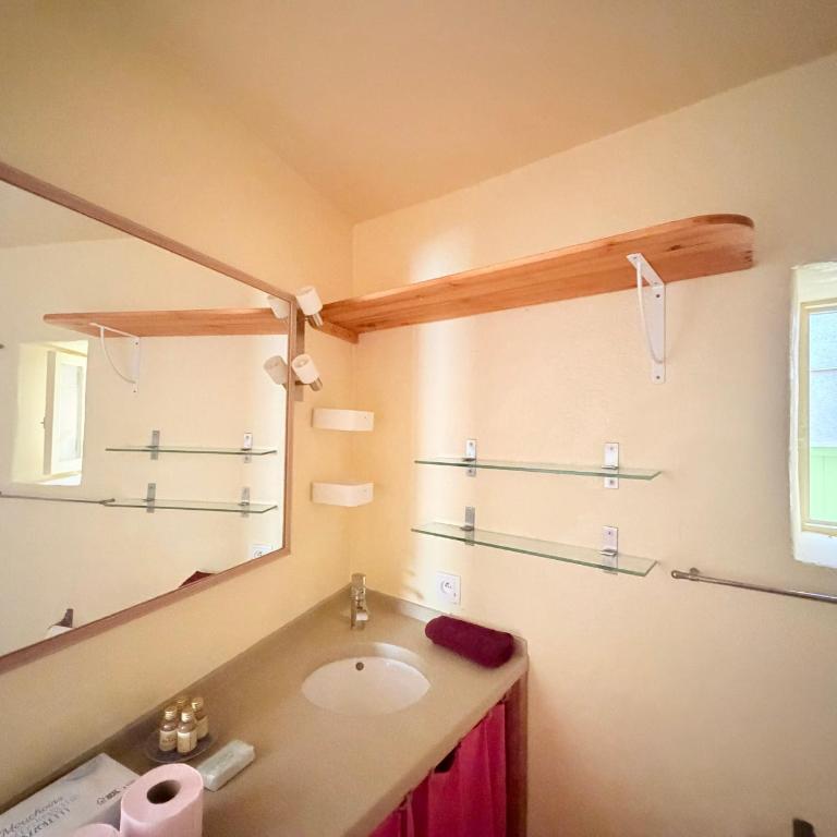 Bormes center 75 m2 artistic stay 2 to 4 people - Apartamento de 2 dormitorios - 40