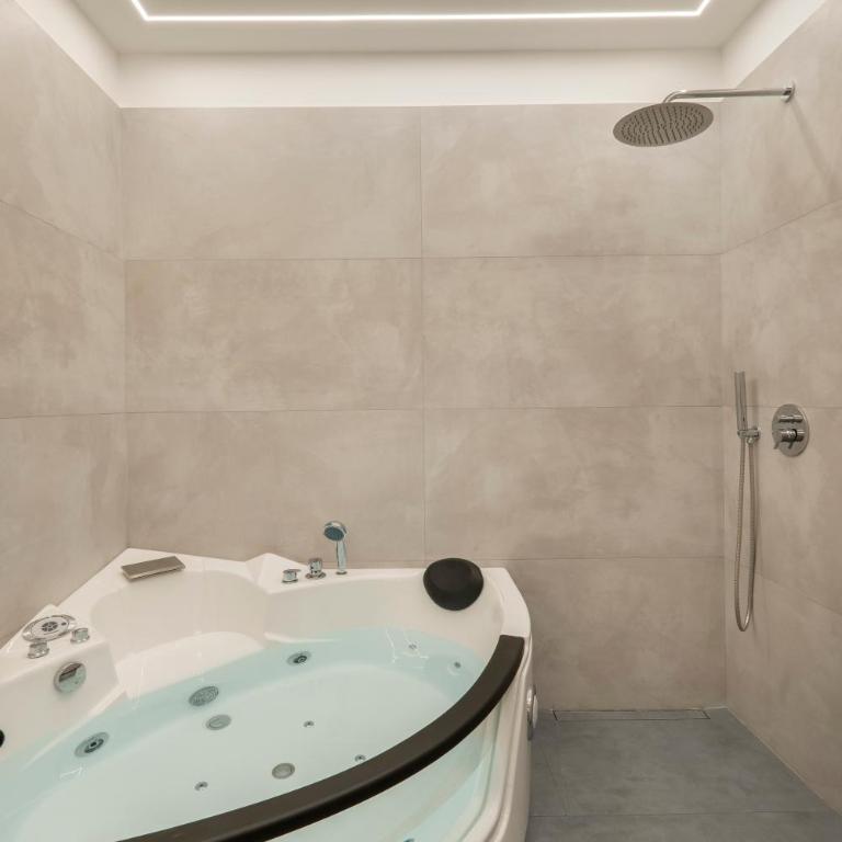 Giusi Rooms - Piazza Vittorio Guesthouse - Habitación Doble con bañera de hidromasaje - 6